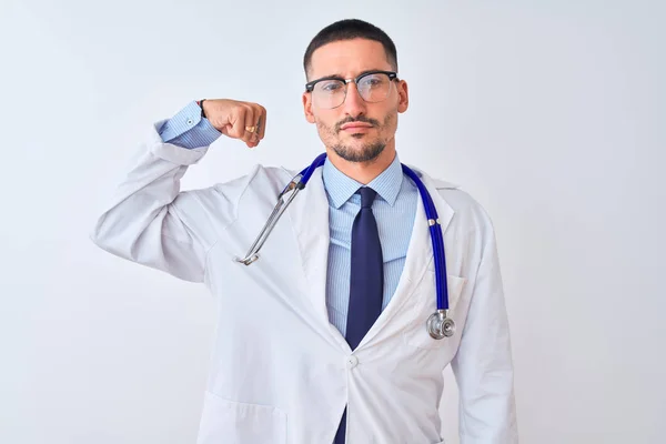 Młody Lekarz Noszący Stetoskop Odosobnionym Tle Silna Osoba Wykazująca Mięśnie — Zdjęcie stockowe