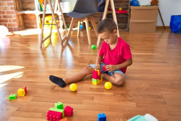 Entzückendes Kleinkind Spielt Kindergarten Mit Bauklötzen Jede Menge Spielzeug — Stockfoto