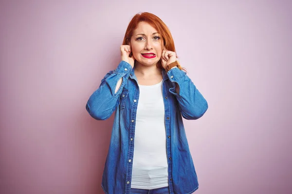 Youg Schöne Rothaarige Frau Jeanshemd Steht Über Isoliertem Rosa Hintergrund — Stockfoto