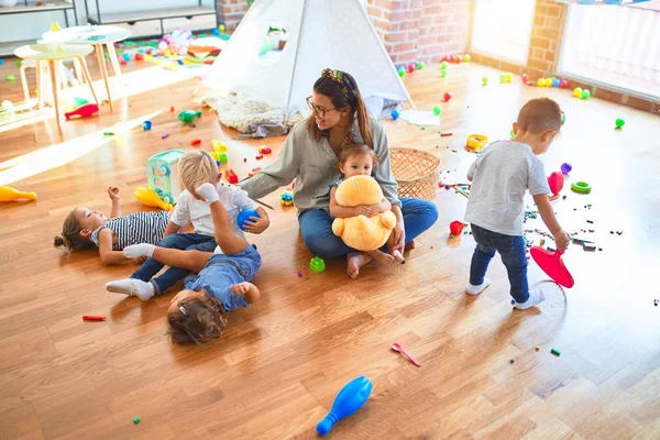 Vacker Lärare Och Grupp Småbarn Leker Runt Massor Leksaker Dagis — Stockfoto