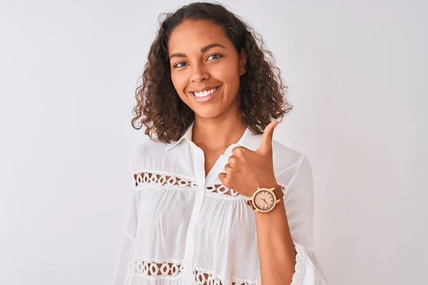 Jonge Braziliaanse Vrouw Draagt Shirt Staan Geïsoleerde Witte Achtergrond Blij — Stockfoto