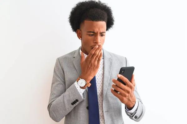 Jonge Afro Amerikaanse Zakenman Met Behulp Van Smartphone Geïsoleerde Witte — Stockfoto