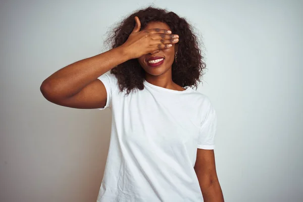 Mujer Afroamericana Joven Usando Camiseta Pie Sobre Fondo Blanco Aislado — Foto de Stock