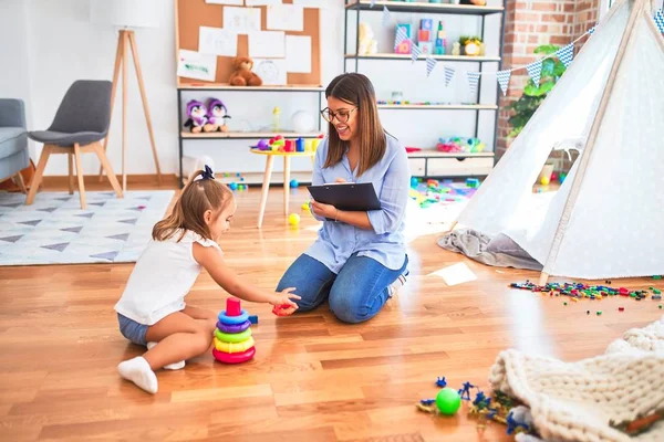 Young Therapist Woman Speaking Treating Child Counselor Behaviour Correction Pedagogue — Stock Photo, Image