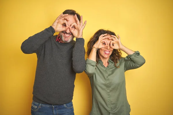 Belo Casal Meia Idade Sobre Fundo Amarelo Isolado Fazendo Gesto — Fotografia de Stock