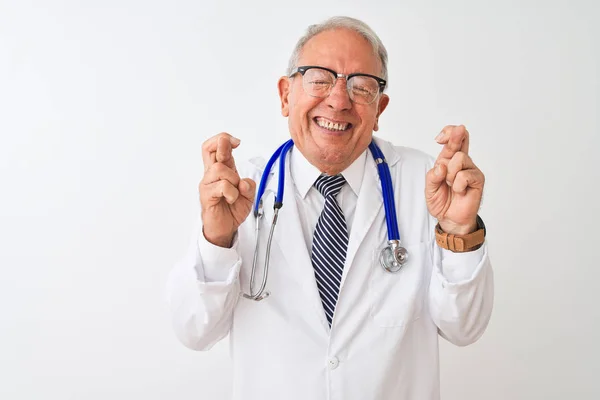 Homem Médico Cabelos Grisalhos Sênior Vestindo Estetoscópio Sobre Fundo Branco — Fotografia de Stock