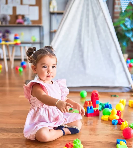 Joven Niño Hermoso Sentado Suelo Jugando Con Bloques Construcción Kindergaten — Foto de Stock