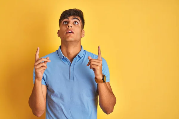 Junger Indischer Mann Blauem Polo Steht Vor Isoliertem Gelben Hintergrund — Stockfoto