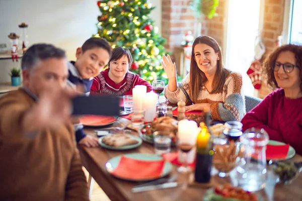 행복하고 자신감 미소짓는 아름다운 칠면조를 먹으면 집에서 크리스마스를 축하하는 스마트폰으로 — 스톡 사진