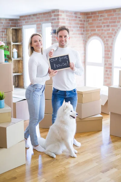 Young Beautiful Couple Dog Standing Holding Blackboard Message New Home — Stock Photo, Image