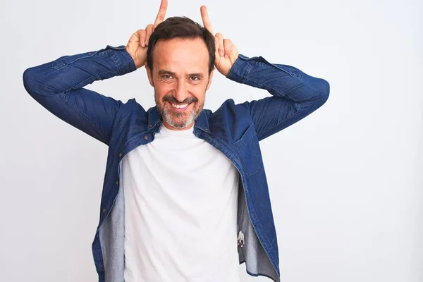 Homem Bonito Meia Idade Vestindo Camisa Jeans Azul Sobre Fundo — Fotografia de Stock