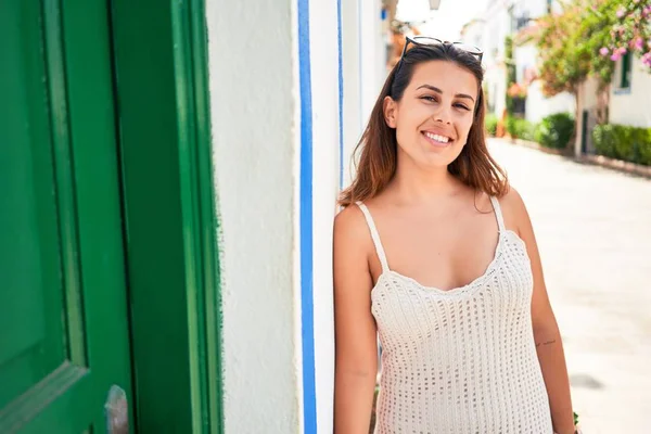 Jonge Mooie Vrouw Het Kleurrijke Dorp Puerto Mogan Glimlachend Blij — Stockfoto