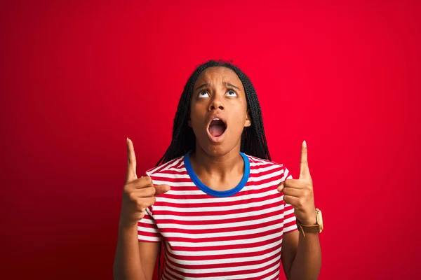 Mujer Afroamericana Joven Con Camiseta Rayas Pie Sobre Fondo Rojo —  Fotos de Stock
