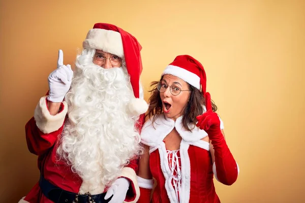 Paar Mittleren Alters Weihnachtsmannkostüm Und Mit Brille Vor Isoliertem Gelben — Stockfoto