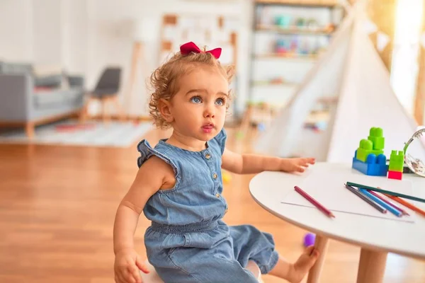 Prachtige Kaukasische Baby Spelen Met Speelgoed Kleurrijke Speelkamer Vrolijke Speelse — Stockfoto