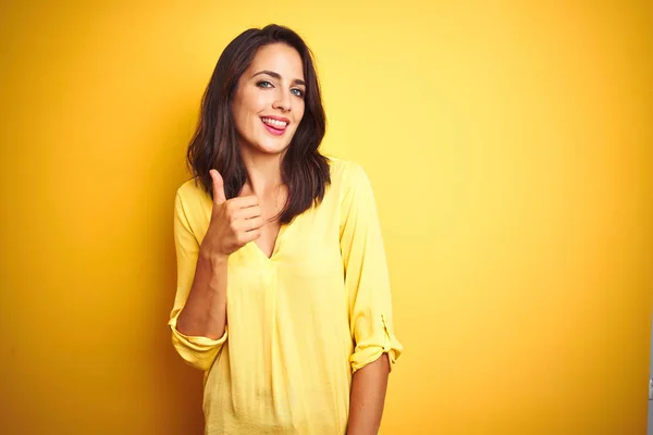 Hermosa Mujer Elegante Pie Sobre Fondo Aislado Amarillo Haciendo Pulgares — Foto de Stock