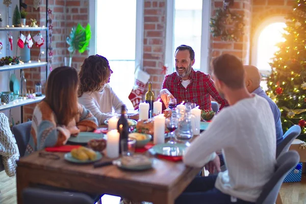 Mooie Familie Glimlachend Gelukkig Zelfverzekerd Geroosterde Kalkoen Eten Kerstmis Thuis — Stockfoto