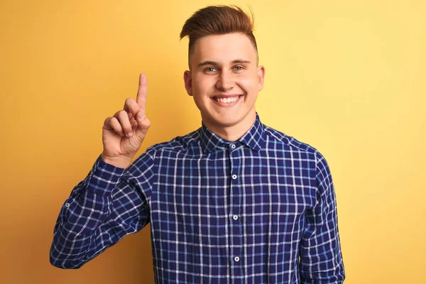 Mladý Pohledný Muž Neformální Košili Stojící Nad Izolovaným Žlutým Pozadím — Stock fotografie