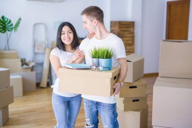 Karton kutuların etrafındaki yeni evde güzel bir çift.