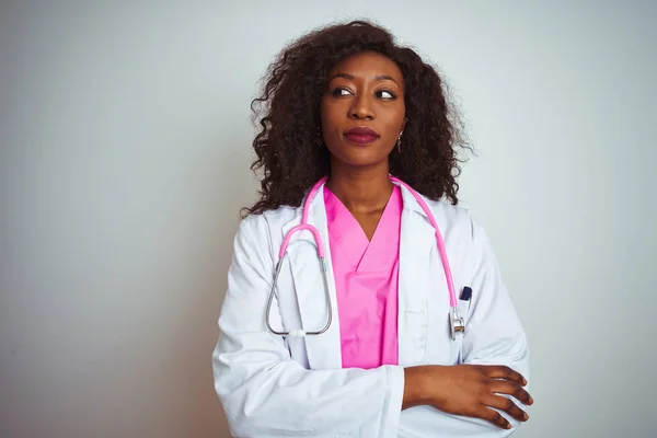 Afrikanische Amerikanische Ärztin Trägt Rosa Stethoskop Über Isoliertem Weißem Hintergrund — Stockfoto