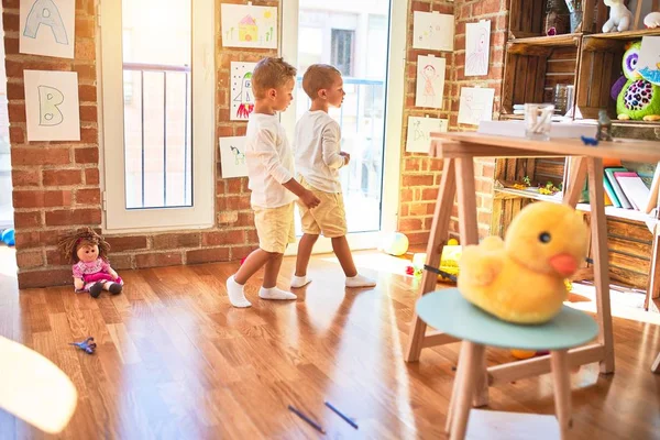 Entzückende Blonde Zwillinge Spielen Kindergarten Jede Menge Spielzeug — Stockfoto