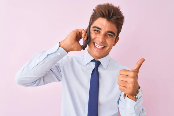 Молодой Красивый Бизнесмен Разговаривает Смартфону Изолированном Розовом Фоне Счастливый Большой — стоковое фото