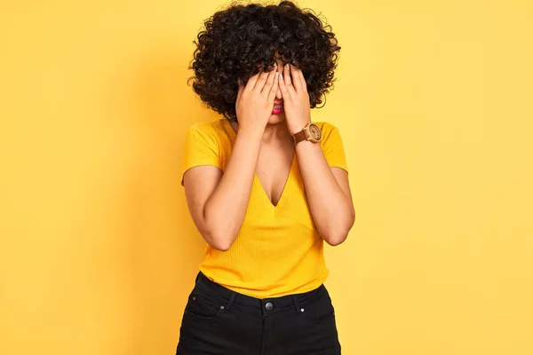 Jonge Arabische Vrouw Met Krullend Haar Shirt Geïsoleerde Gele Achtergrond — Stockfoto