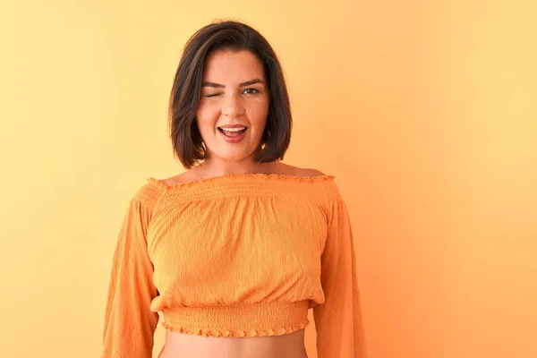 Joven Hermosa Mujer Con Camiseta Casual Pie Sobre Fondo Naranja — Foto de Stock