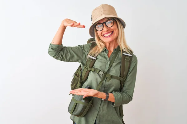 Wanderin Mittleren Alters Mit Rucksackmütze Kantinenbrille Über Isoliertem Weißem Hintergrund — Stockfoto