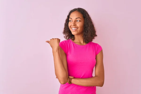 Jovem Brasileira Vestindo Camiseta Sobre Fundo Rosa Isolado Sorrindo Com — Fotografia de Stock