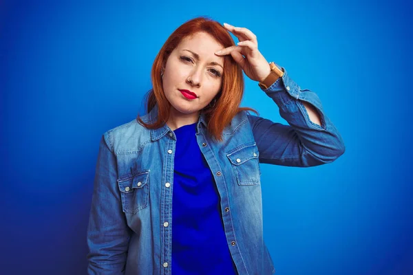 Mulher Ruiva Bonita Nova Vestindo Camisa Ganga Sobre Fundo Isolado — Fotografia de Stock