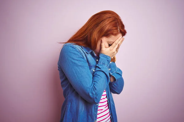 Schöne Rothaarige Frau Jeanshemd Und Gestreiftem Shirt Vor Isoliertem Rosa — Stockfoto