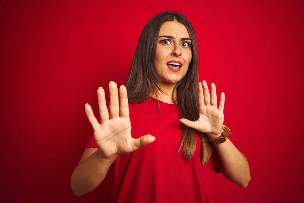 Ung Vacker Kvinna Bär Shirt Stående Över Isolerad Röd Bakgrund — Stockfoto