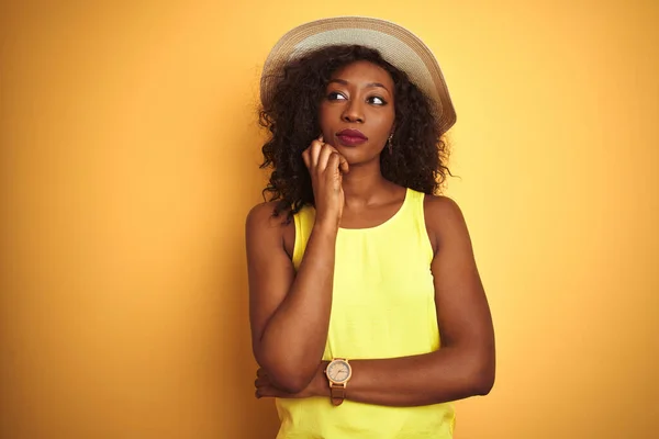 Jovem Afro Americana Vestindo Camiseta Chapéu Sobre Fundo Amarelo Isolado — Fotografia de Stock