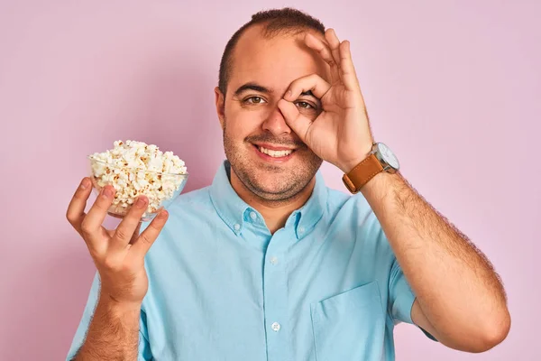 Joven Sosteniendo Tazón Con Palomitas Maíz Pie Sobre Fondo Rosa — Foto de Stock