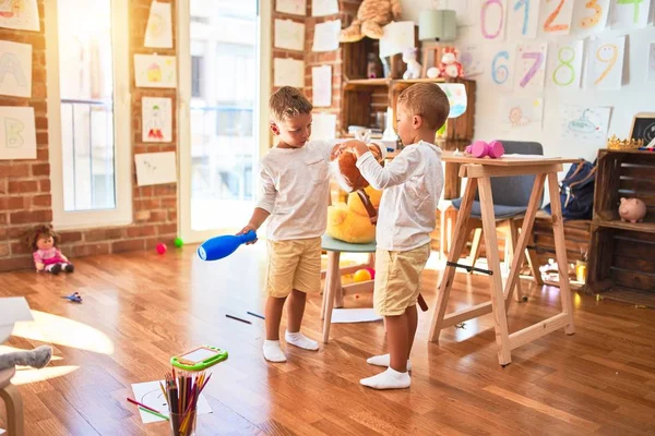 Entzückende Blonde Zwillinge Spielen Kindergarten Mit Pferdespielzeug Mit Stöckchen Herum — Stockfoto