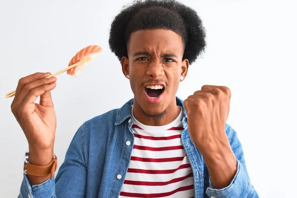 アフリカ系アメリカ人の若い男が箸を使って白い背景を孤立させ 怒りと狂気と叫びを上げ手で叫び 怒りの概念 — ストック写真