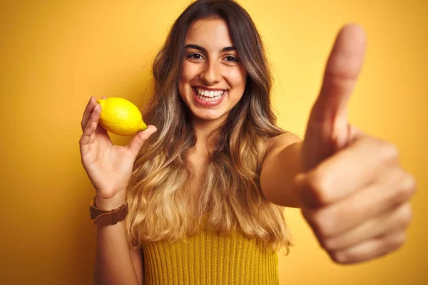 Ung Vacker Kvinna Äter Citron Över Gul Isolerad Bakgrund Glad — Stockfoto