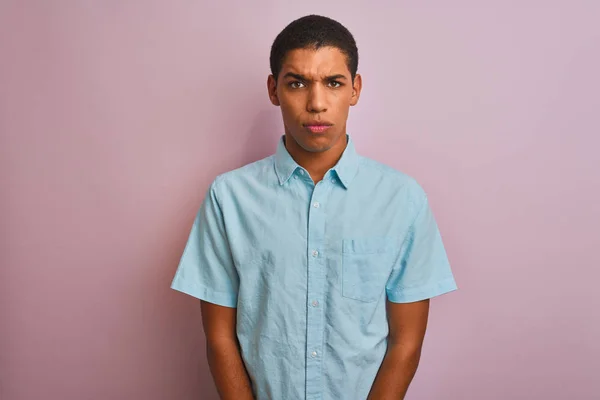 Homem Árabe Bonito Jovem Vestindo Camisa Azul Sobre Fundo Rosa — Fotografia de Stock