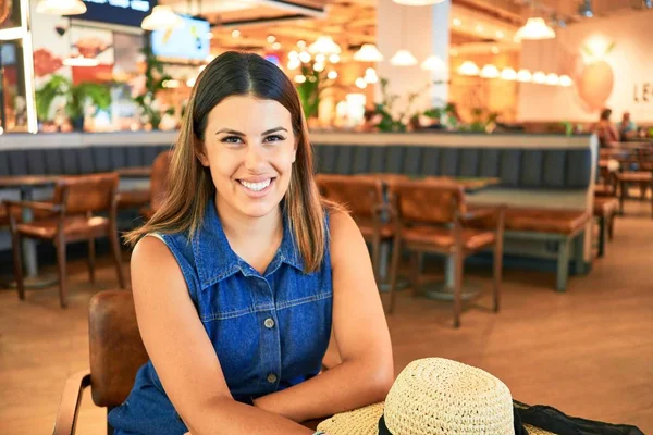 Jovem Bela Mulher Sentada Restaurante Aeroporto — Fotografia de Stock