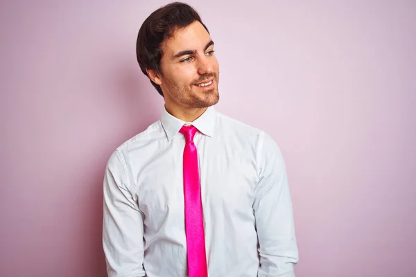 Joven Hombre Negocios Guapo Con Camisa Corbata Pie Sobre Fondo — Foto de Stock