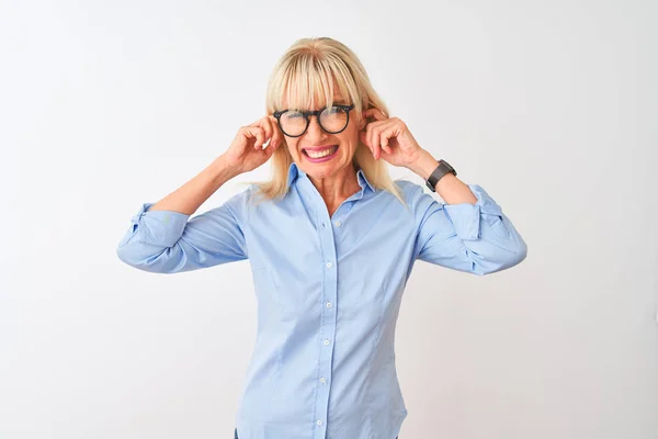 Empresaria Mediana Edad Con Camisa Elegante Gafas Sobre Fondo Blanco — Foto de Stock