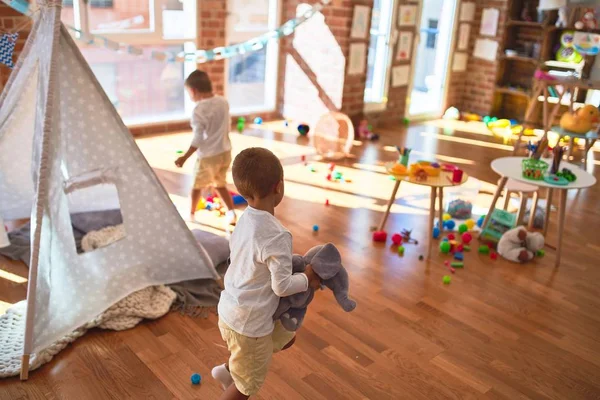 Entzückende Blonde Zwillinge Spielen Kindergarten Jede Menge Spielzeug — Stockfoto