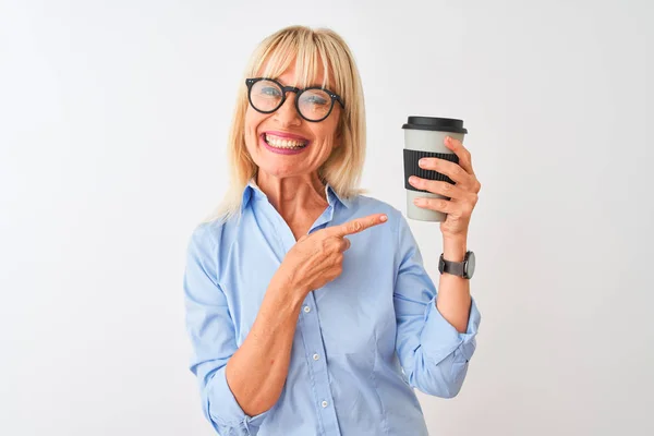 Geschäftsfrau Mittleren Alters Trägt Gläser Kaffee Trinken Über Isolierten Weißen — Stockfoto