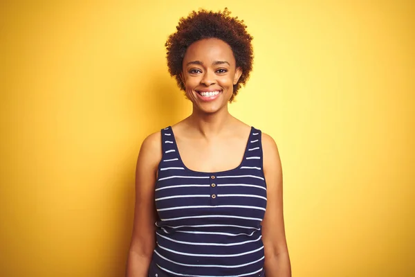 Beauitul Afrikansk Amerikansk Kvinna Bär Sommar Shirt Över Isolerad Gul — Stockfoto