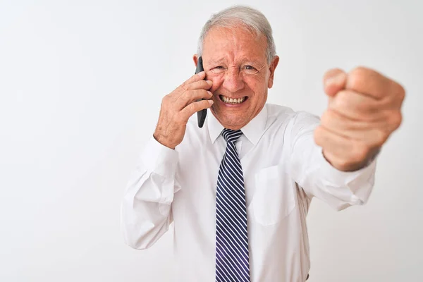 Starší Šedovlasý Obchodník Mluví Smartphonu Přes Izolované Bílé Pozadí Otrávený — Stock fotografie
