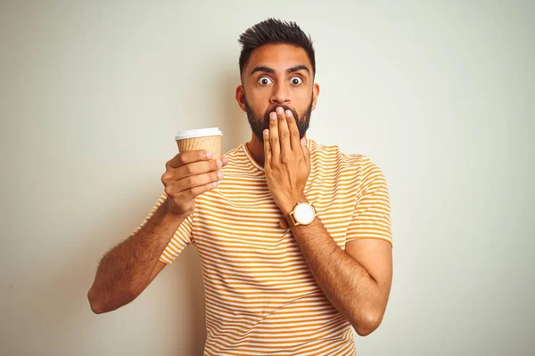 Jovem Indiano Bebendo Xícara Café Sobre Isolado Branco Fundo Cobrir — Fotografia de Stock