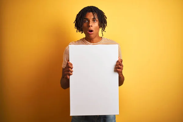 Homem Afro Americano Com Dreadlocks Segurando Banner Sobre Fundo Amarelo — Fotografia de Stock