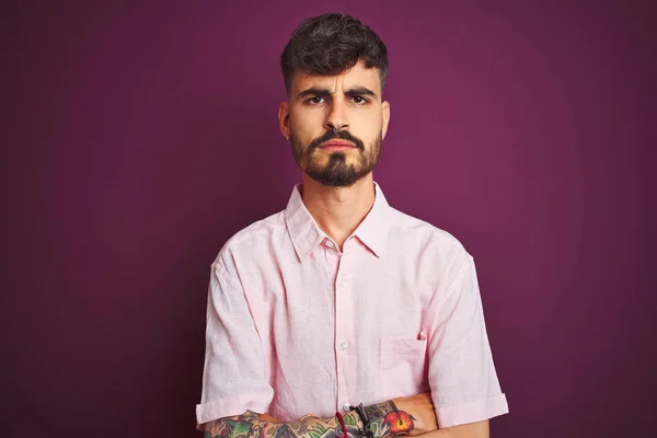Jovem Com Tatuagem Vestindo Camisa Rosa Verão Sobre Fundo Roxo — Fotografia de Stock