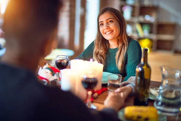 Jovem Casal Bonito Sorrindo Feliz Confiante Comer Comida Comemorando Natal — Fotografia de Stock